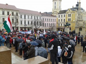 Esőben is kitartottak