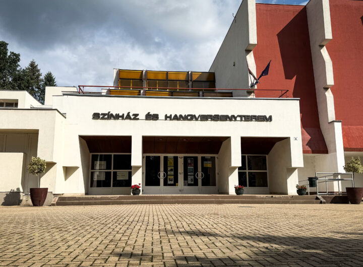 színház