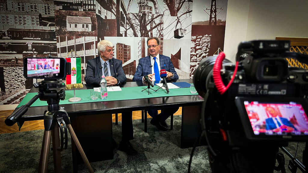 sajtótájékoztató