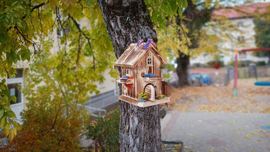 kökönyösiovi_etető